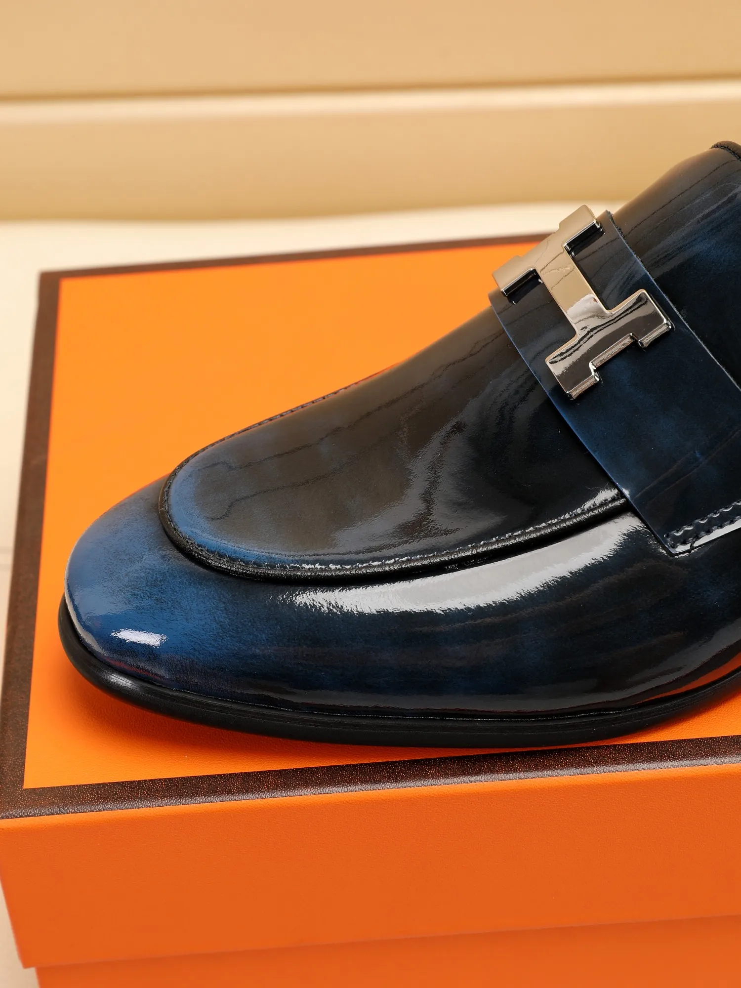 Factory price 460💶[HERMES] (cowhide lining)🍀Italian top luxury🍀He does not pursue novel styles and gorgeous colors, but attracts the favor of successful men with his flawless, elegant and classic style! This very, very comfortable, simple and stable style makes it easy to match any style! The pattern is absolutely 1:1 refined from the original case, and we strive for excellence in materials, imported cowhide + cowhide lining💪💪💪extraordinary texture👍! .Code number: 39 to 44 (38.4546 customized)